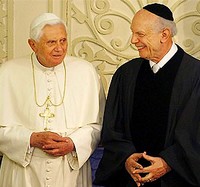 Benedykt XVI z rabinem Arturem Schneierem.