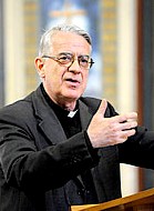 Rzecznik Stolicy Apostolskiej ks. Federico  Lombardi.