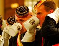 Nawet korporanci wylądowali w obszernej, neonazistowskiej szufladce lewicy.