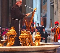 Papieski kaznodzieja o. Raniero Cantalamessa.
