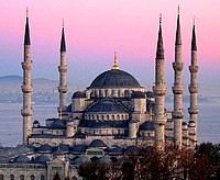 W Turcji bezwzględnie rządzi islam. Kościół katolicki nie ma na razie nawet osobowści prawnej. Na zdjęciu słynny Błękitny Meczet.