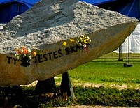 Kamień na krakowskich  Błoniach upamiętniający papieskie msze.