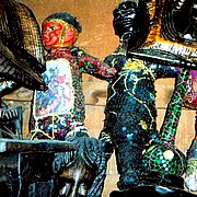 Laleczki voodoo służące do rzucania czarów na ludzi, którzy, jak twierdzą szamani, popełniają zło.