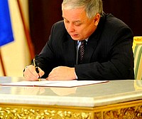 Irlandczycy w drugim referendum opowiedzieli się za traktatem. Dokument podpisał Lech Kaczyński. Unia czeka teraz na Klausa.