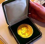 Nobel dla Obamy wzbudził wiele kontrowersji. Komentatorzy są bezradni wobec pytania, co Amerykanin zrobił dla pokoju?