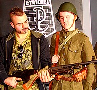 Wokalista zespołu w warszawskim muzeum. Źródło