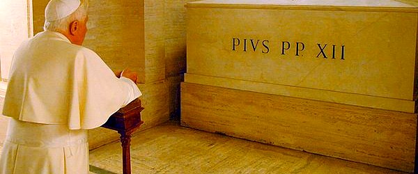 Benedykt XVI modli się przy grobie Piusa XII.