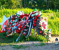 Obecnie w Smoleńsku stoi tylko  kamień obok, którego ludzie składają wieńce.