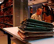 IPN musi przeprosić Michnika, ale nie musi wpłacać 50 tys. zł na cel społeczny, czego domagał się naczelny 