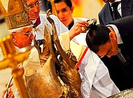 Jeden z głośniejszych ostatnio przypadków konwersji z islamu na katolicyzm. Benedykt XVI chrzci dziennikarza Magdiego Allama.