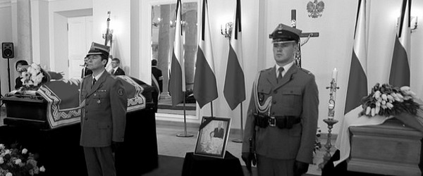 Trumny z ciałami pary prezydenckiej wystawione w pałacu na Krakowskim Przedmieściu.