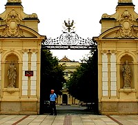 Studenci przed bramą główną  UW sprzeciwiali się homodyktaturze na uczelni.