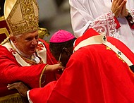 Bp Naameh przyjmuje od Benedykta XVI paliusz, symbol władzy pasterskiej.