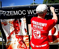 Pokojowy patrol bezprawnie demontuje i zabiera wystawę.