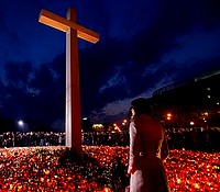 Krzyż w czasie żałoby narodowej ustawili harcerze.