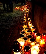 Znicze upamiętniające ofiary Auschwitz.