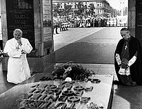 Papież Jan Pawel II i prymas Stefan Wyszyński, przy Grobie Nieznanego Żolnierza, Warszawa, czerwiec 1979.