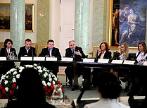 Lech Kaczyński rozmawia przy okrągłym stole z młodym pokoleniem Polaków.