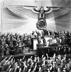 - Hitler również uzasadniał wszystkie straszne rzeczy zgodą niemieckiego Reichstagu - mówi słowacki biskup.