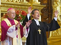 Abp Robert Zollitsch i protestancki biskup Wolfgang Huber błogosławią wiernych podczas ekumenicznego nabożeństwa.