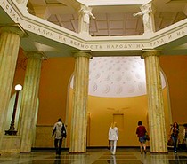 Na ścianach stacji widnieje fragment z hymnu ZSRR - 