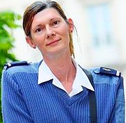 Delphina, transgenderka i podoficer w lotnictwie.