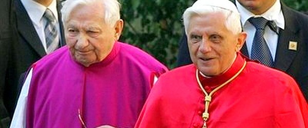 Papież Benedykt XVI ze swoim bratem Georgiem. Ks. Georg Ratzinger kierował chórem katedralnym z  Ratyzbony. Nie  wiedział o przypadkach  nadużyć seksualnych w kierowanym przez niego  chórze i oświadczył, że w 