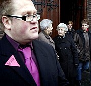 Homoseksualny prowokator przed kościołem.