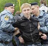 Homoseksualiści przepędzani przez rosyjskich policjantów.