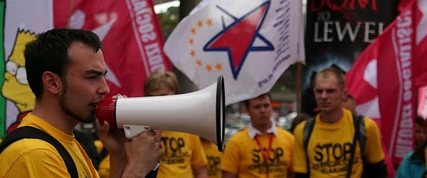 Manifestacja Młodych Socjalistów przeciwko urynkowieniu studiów wyższych. Z megafonem