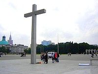 Na pl. Piłsudskiego trwają  przygotowania do niedzielnej uroczystości.