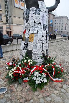 Złożenie kwiatów było jednym z elementów uroczystości rocznicowych (fot. Agnieszka Piwar)