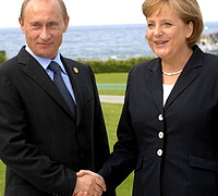 Angela Merkel doskonale wie komu trzeba podać rękę.