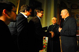 Nagrodę wręczają abp Henryk Hoser i ks. prof. Jan Sochoń. Portal Fronda.pl reprezentują Piotr Pałka, Miłosz Lodowski, Tobiasz Glazar. Fot. Jakub Szymczuk.