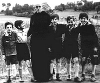 Belgia, II wojna światowa. Ojciec Bruno z żydowskimi dziećmi, które ukrywał przed Niemcami. Yad Vashem uznał go za „Sprawiedliwego Wśród Narodów Świata