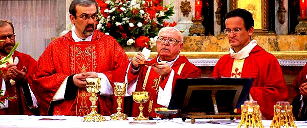  Ojciec David Neuhaus SJ (pierwszy od prawej). Źródło