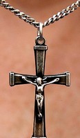 Krucyfiks Chaplin, którego według  dyrekcji szpitala nie powinna nosić w pracy