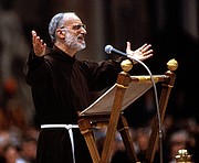 Papieski kaznodzieja o. Raniero Cantalamessa.