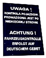 Znak drogowy na granicy polsko-niemieckiej wskazuje kto tu rządzi.