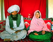 11-letnia Ghulam Haider z 40-letnim mężem Faiz Mohammedem. Chciała zostać nauczycielką, została jednak zmuszona opuścić szkołę i wyjść za mąż. - Co czujesz? - zapytana po ślubie. - Nic, nie znam tego mężczyzny.