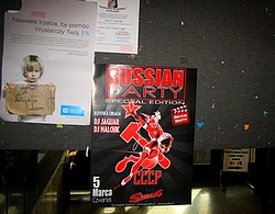 Na imprezie oczekiwani są ludzie w czerwonych t-shirtach i rosyjska mafia - informuje plakat w Collegium Jana Pawła II. Tuż nad nim, plakat reklamujący żeńskie rekolekcje.