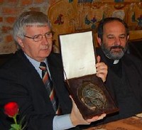 Przewodniczący Kapituły Jan Bujnowicz prezentuje Medal św. Brata Alberta. Źródło