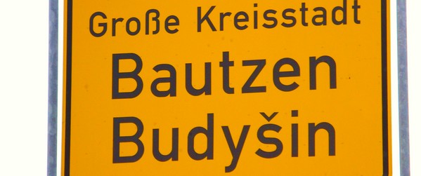 Wjeżdżając do Budziszyna mija się dwujęzyczne tablice informacyjne.