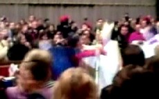 Suzanna Maiolo atakuje Ojca Świętego wchodzącego do bazyliki św. Piotra.