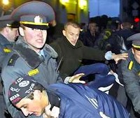 Białoruska milicja podczas rozbijania demonstracji.
