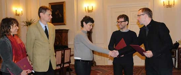 Minister wręcza nominację Yael Bartanie