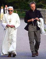 Prałat Gaenswein, osobisty sekretarz Papieża.