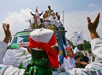 Działacze Frontu Obrony Islamu podczas manifestacji.