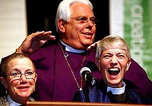 Biskupka episkopalna Canon Mary Glasspool (po lewej) z Los Angeles jest zadeklarowaną homoseksualistką.