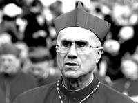 Watykański sekretarz stanu kard. Tarcisio  Bertone.